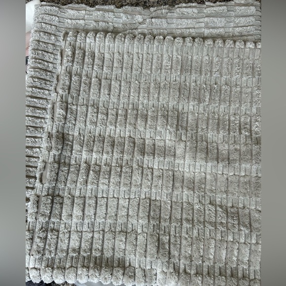 Bundle of six throw pillow covers measuring approximately 16x16 - Picture 4 of 7